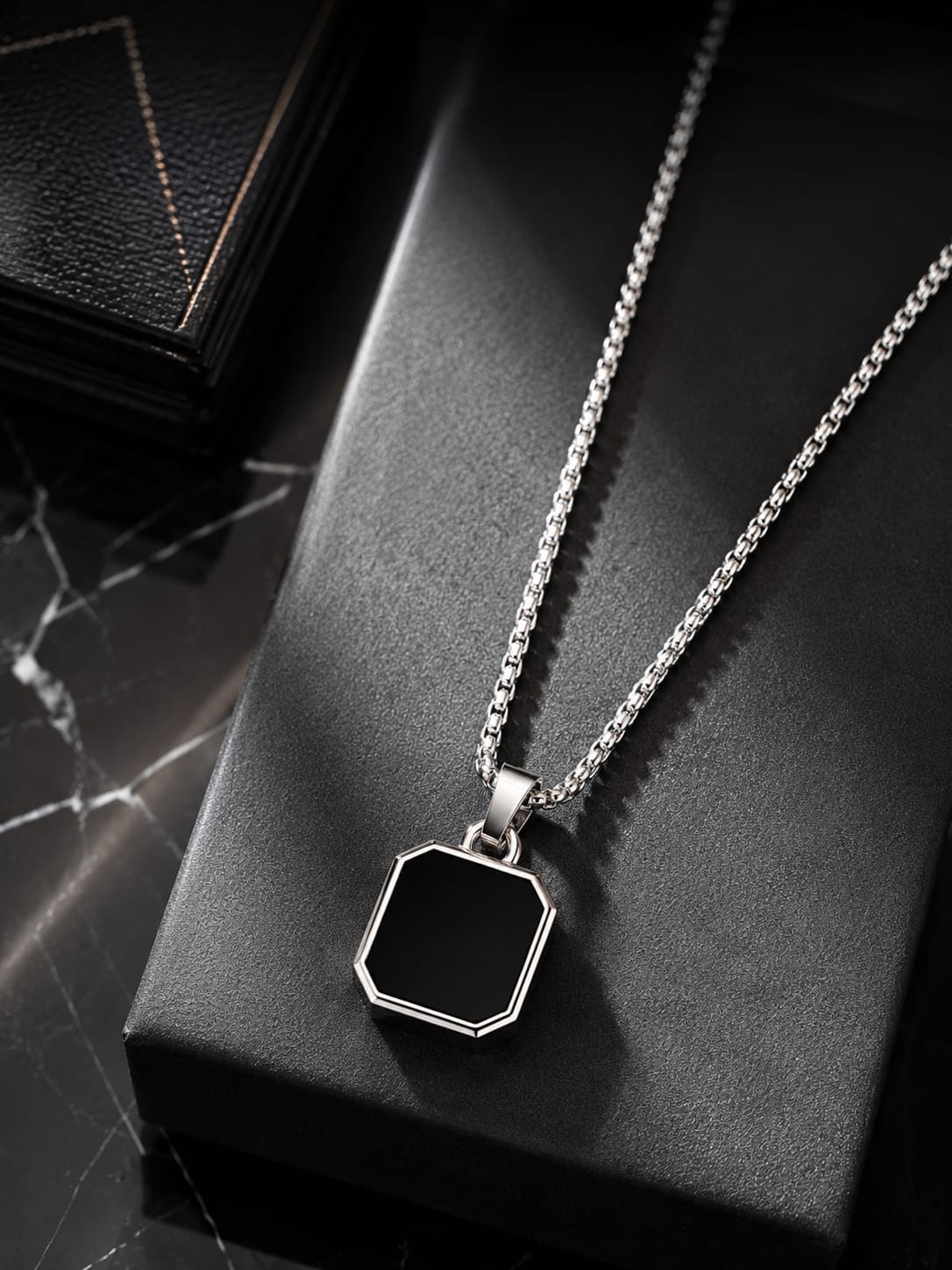ROYAL NOIR PENDANT CHAIN